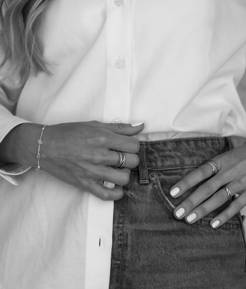 Merilea Home Banner - Frau mit Schmuck